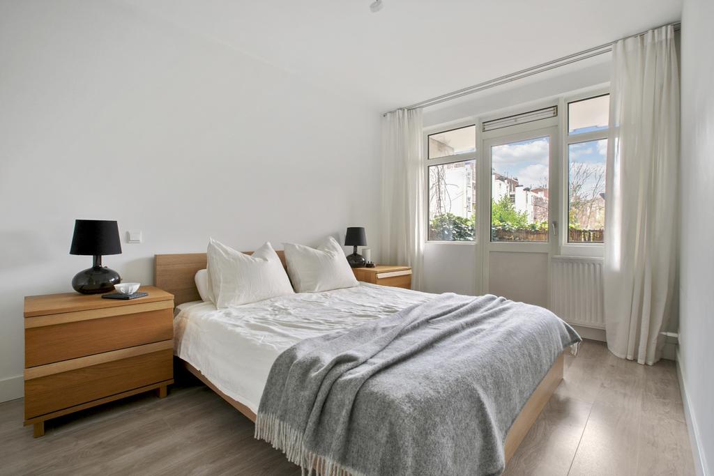 ‘s-Gravesandestraat 104  AMSTERDAM