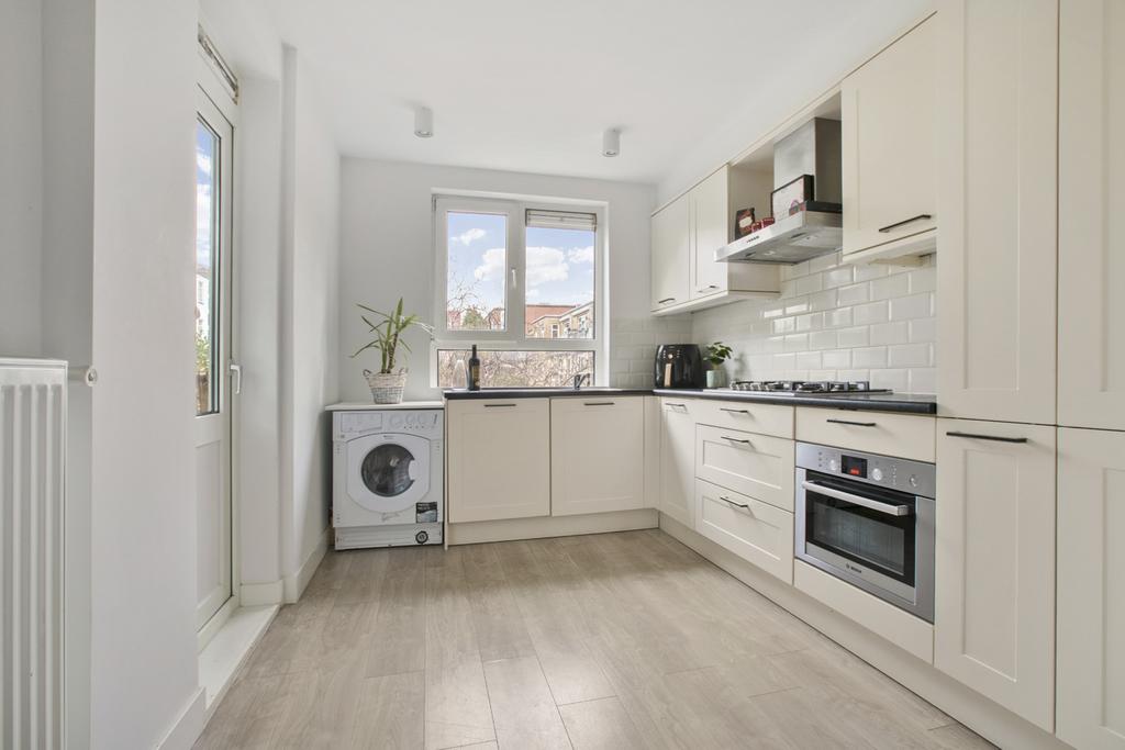 ‘s-Gravesandestraat 104  AMSTERDAM